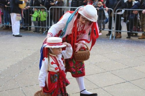 Nastup loparskih maškara na dječjoj karnevalskoj povorci u Rijeci