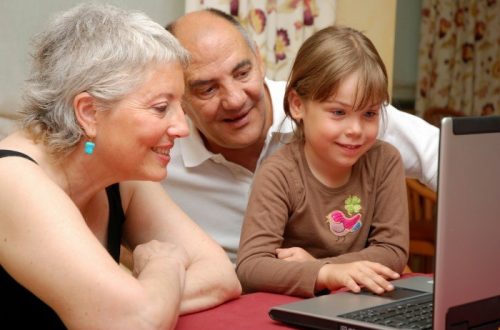 Bake, djedovi i djeca na internetu